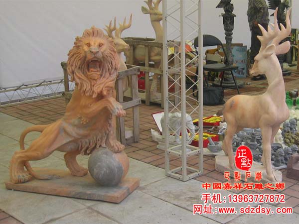 晚霞红石雕雄狮
