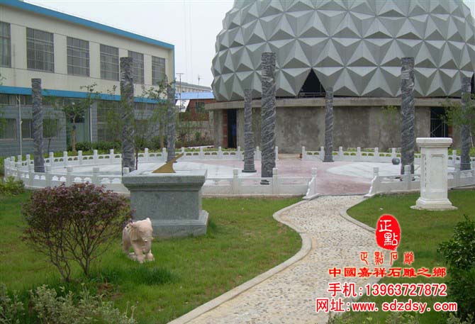 石雕盘龙柱