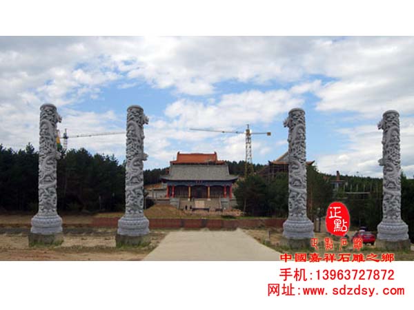 青石石雕龙柱
